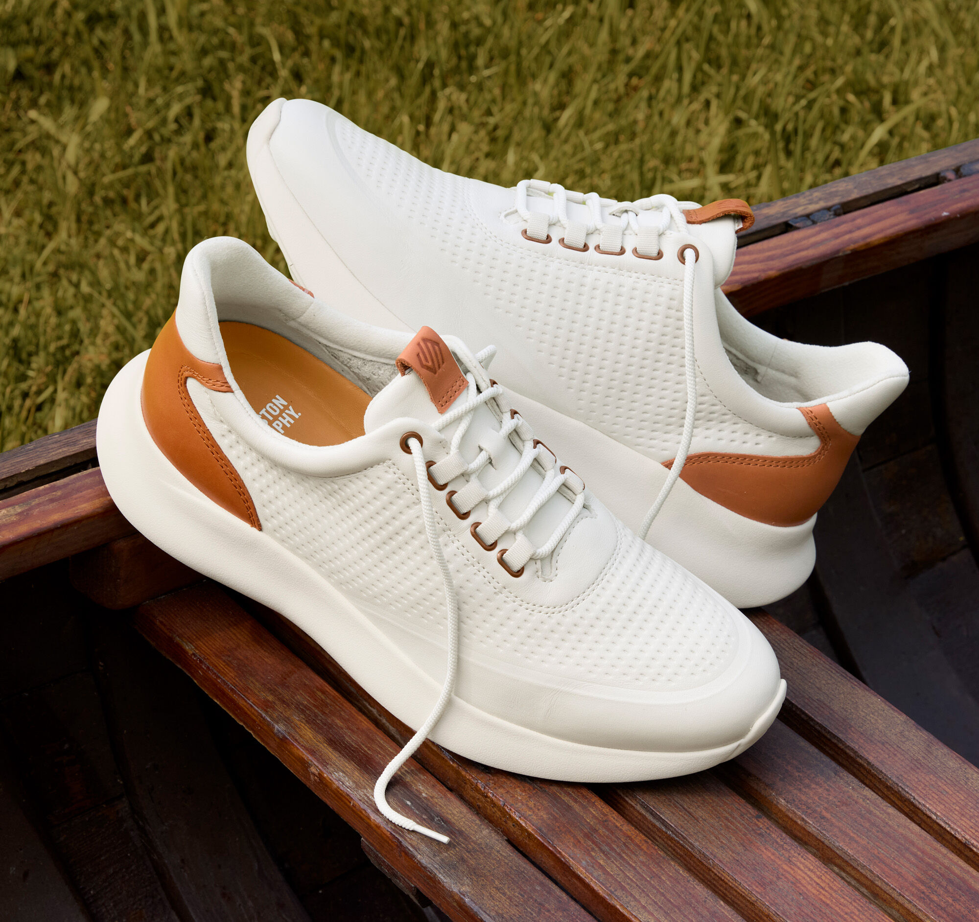 (取寄) ジョンストン&マーフィー メンズ アマースト 2.0 エンボス U-スロート Johnston & Murphy men Johnston & Murphy Amherst 2.0 Embossed U-Throat Tan Full Grain Men's Amherst 2.0 Embossed U-Throat in White Full Grain | Johnston